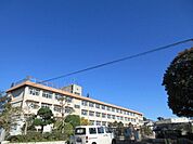 吉野東小学校【鹿児島市立吉野東小学校】は、吉野町に位置する1981年創立の小学校です。令和3年度の生徒数は1161人で、48クラスあります。校訓は「かしこく　なかよく　たくましく」です。 1200m