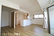 【リビング】リビング16.7帖と洋室5帖の合わせて21.7帖と広々空間