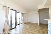 【リビング】市街地に近いですが、防音性が高い窓を使用しており、窓を閉めれば音は気にならないです