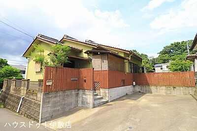 外観:【外観写真】・人気の平屋建て・駐車場3台可能・5DK・敷地75.18坪と広々 外観:【外観写真】・人気の平屋建て・駐車場3台可能・5DK・敷地75.18坪と広々