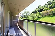 【バルコニー】南向きの陽当たりの良いバルコニー！物干し金具付きです