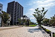みなと大通り公園【みなと大通り公園】鹿児島市役所から錦江湾側に向けてベルト状に位置する芝生の公園です。散歩や休憩所として、市役所側の噴水やモニュメント、冬の夜はイルミネーションがとても綺麗です…