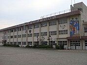 坂元台小学校【鹿児島市立坂元台小学校】は、西坂元町に位置する1985年創立の小学校です。令和3年度の生徒数は403人で、16クラスあります。校訓は「やる気　元気　根気」です。 980m