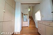 【玄関】ゆとりのある玄関フロアは気持ちにもゆとりをもって行動ができそうですね。※AIによる家具消し済