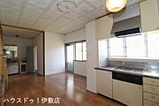 【ダイニングキッチン】窓が多く自然光が入りやすいダイニングキッチン！※AIによる家具消し済