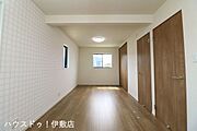 【2F洋室6帖×洋室4.5帖】広々とした洋室。扉が2ケ所ついており、将来的に仕切ることも可能です