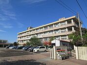 草牟田小学校【鹿児島市立草牟田小学校】は、城山2丁目に位置する1924年創立の小学校です。令和3年度の生徒数は482人で、20クラスあります。 400m