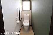 【1Fトイレ】落ち着きのあるトイレ。ウォシュレット機能付きです！タオルリングやペーパーホルダーも完備