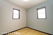【2F洋室4.5帖】二面に窓があるため一日中安定した明るさが保てます。腰高窓なので家具の配置もしやすく模様替えも楽しめそうです。