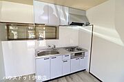 【キッチン】キッチン新調済みです！三口ガスコンロを採用。IHでは物足りない方にはおすすめです