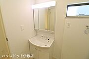 【洗面台】人気の3面鏡を採用しました。ミラー裏が収納になっているので、生活感を出さずに収納することが出来ます。