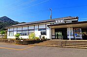 重富駅[重富駅]重富駅（しげとみえき）は、鹿児島県姶良市脇元にある、九州旅客鉄道（JR九州）日豊本線の駅である。 [wikipediaより抜粋] 180m