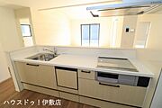 【キッチン】カウンターキッチンで家族の笑顔を見守りながら調理できます