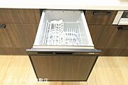 【食器洗浄乾燥機（同仕様写真）】キッチンには人気の食洗機を搭載！日々の家事の手間を低減してくれます。