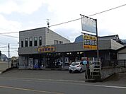 池田百貨店[池田百貨店]衣料品、雑貨、食品、酒、タバコを販売している。 690m