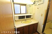 【洗面台】大き目の洗面台付！窓もあり、すぐに換気も可能です