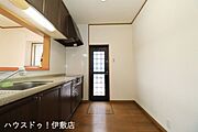 【キッチン】キッチンには勝手口付きで玄関を通らずにゴミ出しが可能です