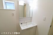 【洗面台】人気の3面鏡を採用しました。ミラー裏が収納になっているので、生活感を出さずに収納することが出来ます。