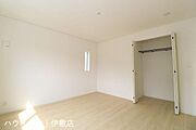 【洋室8帖】主寝室にもなる8帖。ベッド2台プラスαのペースがあり、お子様が小さいうちは家族みんなの寝室として活用できそうですね。