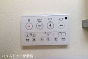 【温水洗浄便座（同仕様写真）】寒い冬の日にもヒヤッとせずおしりを温かく包んでくれる暖房便座。今ではなくてはならない設備