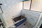 【浴室】広々とした浴室。窓もついており、すぐに自然換気が可能です