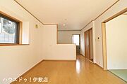 【リビング】白を基調とした室内で清潔感と開放感があります！