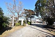 春山小学校【鹿児島市立春山小学校】は、春山町に位置する1867年創立の小学校です。令和4年度の生徒数は529人で、22クラスあります。校訓は「素直で明るい子　よく考える子　がんばる子」です…