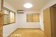 【1F洋室】二面に窓があるため一日中安定した明るさが保てます。腰高窓なので家具の配置もしやすく模様替えも楽しめそうです。