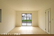 【リビング】南西、南東側に窓がついており、明るいリビング。