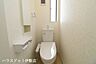 トイレ：【2Fトイレ】2カ所に省エネ仕様のトイレ！2階から階段を降りなくてもいいので、お部屋からの移動が短縮できます。