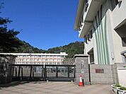 鹿児島玉龍中学校・鹿児島玉龍高等学校【鹿児島市立鹿児島玉龍高等学校】は、池之上町に位置する2006年創立の中学校です。令和3年度の生徒数は360人で、9クラスあります。校訓は「溌溂・躍進・玲瓏」で…