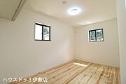 【洋室5.8帖】東側と南側の2方向に窓があり、自然光が入りやすい洋室です