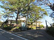 少年自然の家美しい自然の中で、集団宿泊学習やその他の活動を通して、自然観察や自然探究、創造のよろこび、協力し合う豊かな人間関係などを体験する中で、心身ともに健全な青少年の育成を図るための社会教育施…