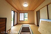 【和室】玄関側とリビング側の2方向に出入口があり、客間としても使用可能です