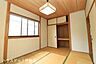 和室：【2F和室6帖】掃き出し窓から直接ベランダへ。お布団干しや洗濯物の取り込みもスムーズに行える便利な動線です。