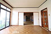 【リビング】和室と隣接した開放感あるリビング。襖を開放すれば、より広々とした多目的スペースとして活用できます。