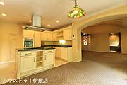 【リビング】アーチ壁の先に広がる独立性の高いキッチン。