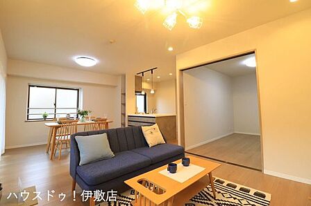 【リビング】リビング19.6帖と洋室5.6帖の合わせて25.2帖の開放感のある空間