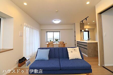 【リビング】柔らかな光が差し込む大きな窓。白を基調とした内装が、お部屋全体をより明るく開放的に見せます。