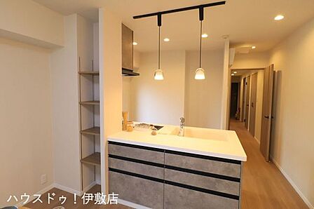 【キッチン】ペンライト付きで温かみのあるキッチンを演出。リビング側に収納付き