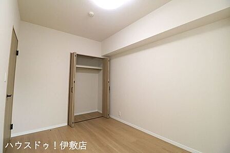 【洋室6帖】北に位置するお部屋は一日を通して安定した明るさを確保できます