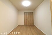 【洋室5.6帖】お部屋をすっきり保てる、木目調のクローゼットがついてます。