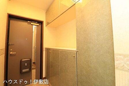 【玄関】豊富な収納スペースを備えた玄関。散らかりがちな靴もすっきりと片付き、空間にゆとりが生まれます。