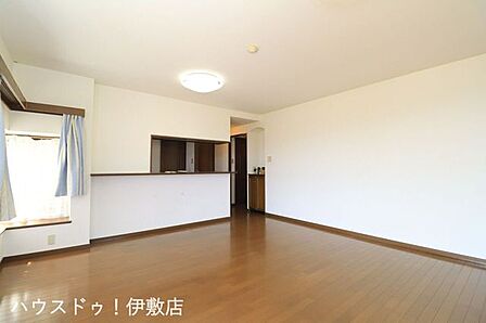【リビング】最上階×ペット相談。出窓から光が差し込む心地よいリビングで、愛犬・愛猫と新しい生活を