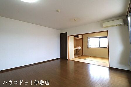 【リビング】和室とつなげて広々使えるリビング。最上階ならではの陽光が差し込む、明るく心地よい住空間です。