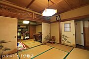 【1F和室】続間になっており、襖を開ければ開放感のある空間。