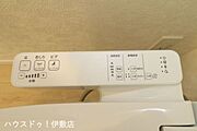 【温水洗浄便座（同仕様写真）】寒い冬の日にもヒヤッとせずおしりを温かく包んでくれる暖房便座。今ではなくてはならない設備。