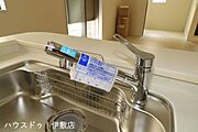 【浄水器一体型水栓（同仕様写真）】安全で安心したお水がでてくるので、小さなお子様がいるご家庭にも安心でおいしい水がいただけます。