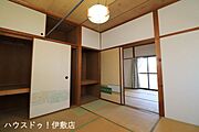 【2F和室】続間となっており、ふすまを開ければ開放感のある空間としても使用可能です