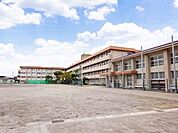 西陵中学校【鹿児島市立西陵中学校】は、西陵5丁目に位置する1984年創立の中学校です。令和3年度の生徒数は387人で、13クラスあります。校訓は「力一杯　今を　生きる」です。 1240m